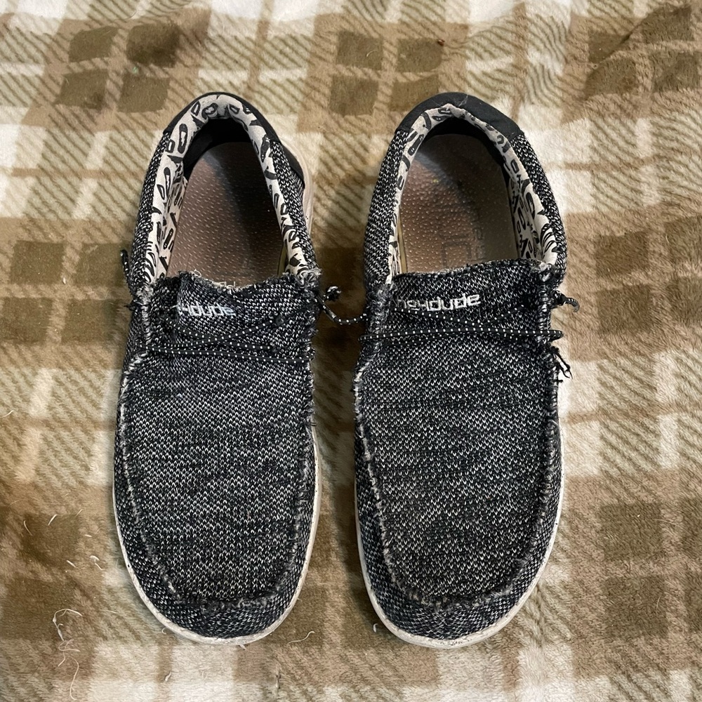 Hey dudes size 6 - 6.5 just cleaning out my closet